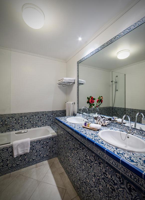 Deluxe Suite with River View image 1