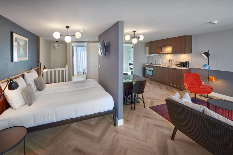 Suite with City View image 4