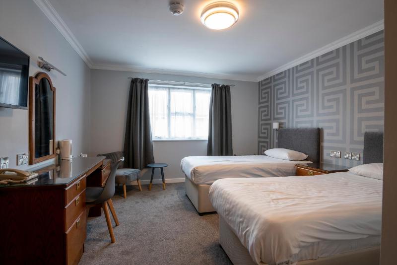 Twin Room image 4