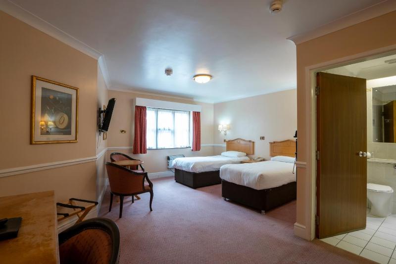 Twin Room image 3