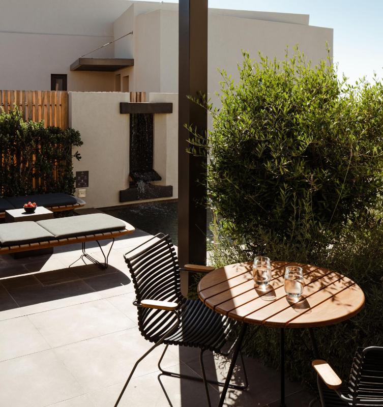 Elegant Two Bedroom Suite with Private Pool and Caldera View  image 2