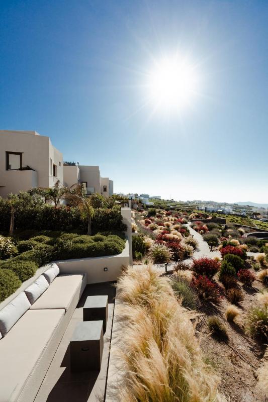 Elegant Two Bedroom Suite with Private Pool and Caldera View  image 4
