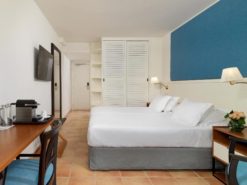 Double or Twin Room with Side Sea View image 4