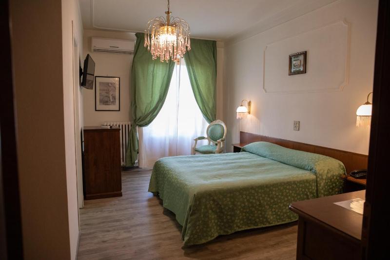 Double or Twin Room image 3