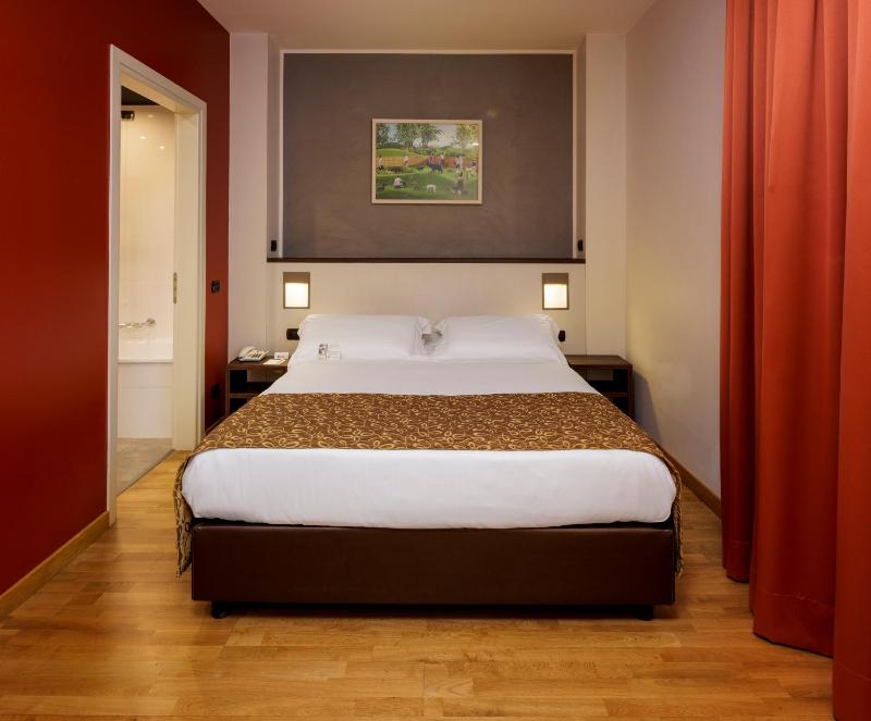 Standard Double Room image 4