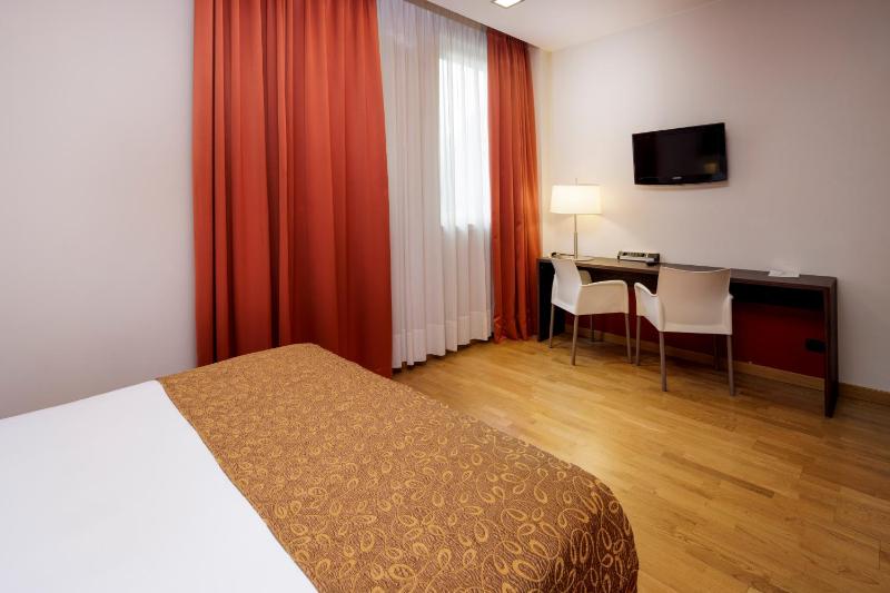 Single Room - Disability Access image 1