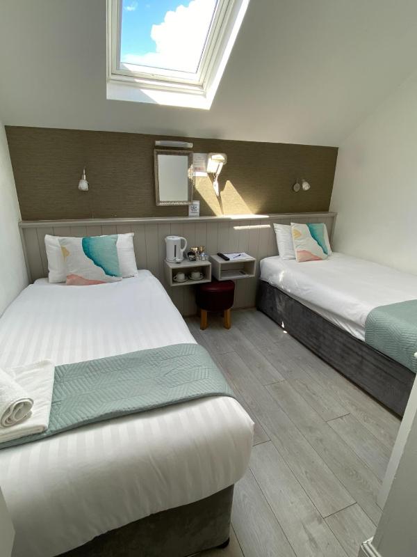 Twin Room image 4