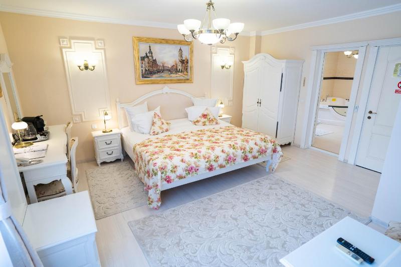 Deluxe King Room image 1