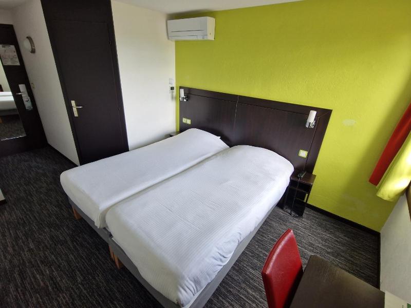 Twin Room image 1