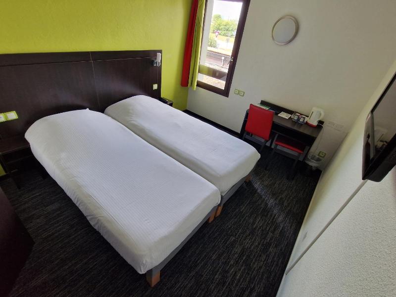 Twin Room image 4