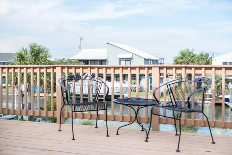 Canal Oasis: Serene Waterside - image 26