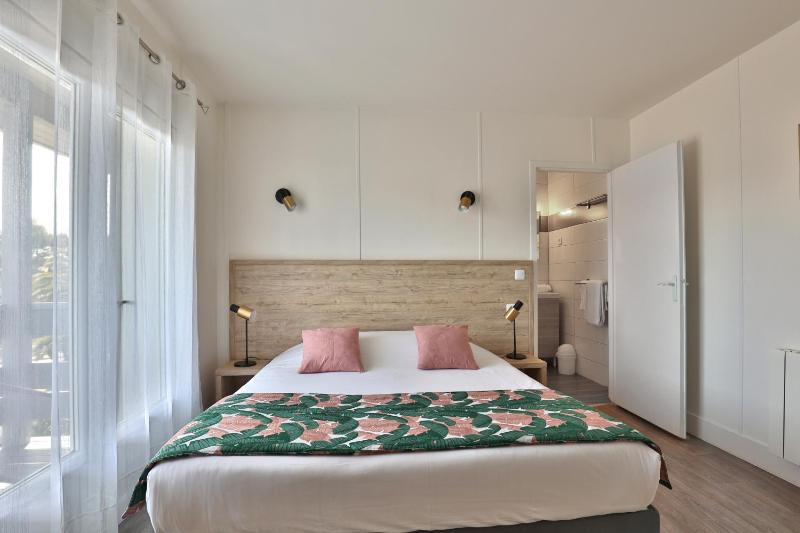 Double Room with Balcony image 3