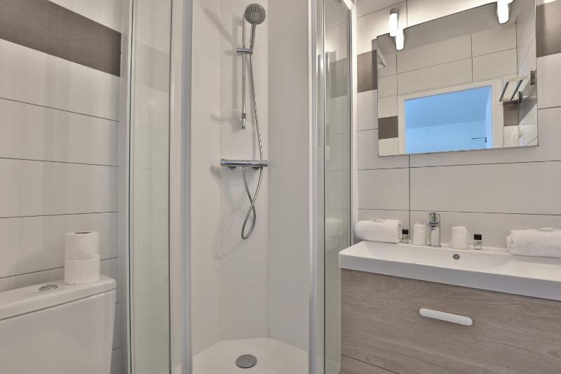 Double Room with Balcony and Port View image 4