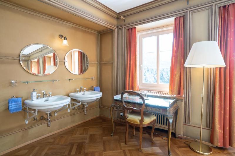 Superior Family Room With Private External Bathroom image 2