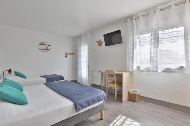 Triple Room with Garden View image 1