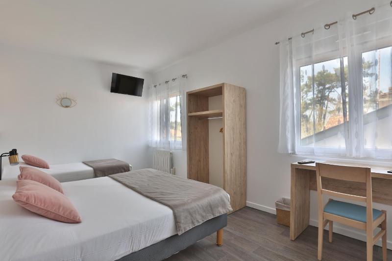 Standard Triple Room image 4
