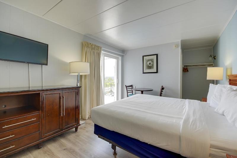 Double Room with Two King Beds with Balcony - Street View image 4