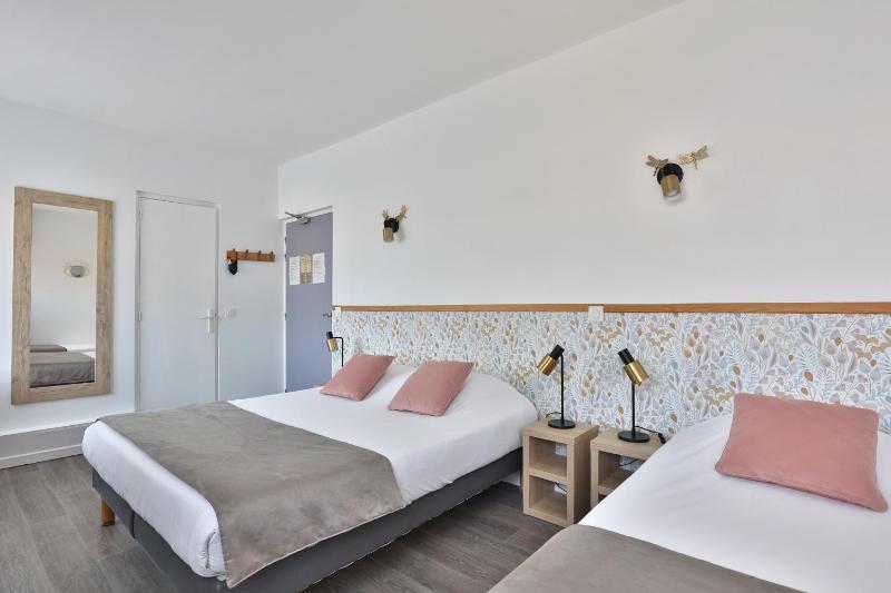 Standard Triple Room image 2