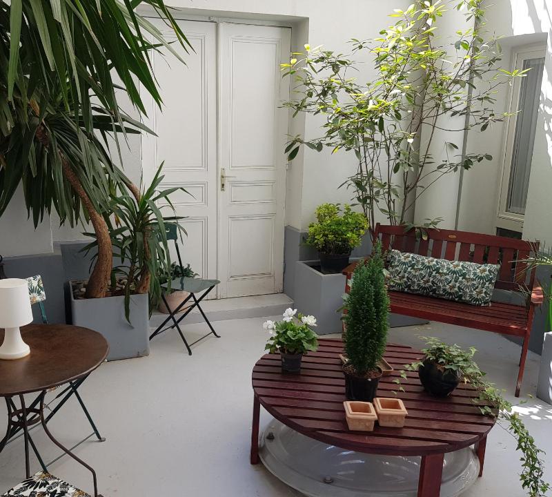 Queen Room with Garden View image 2