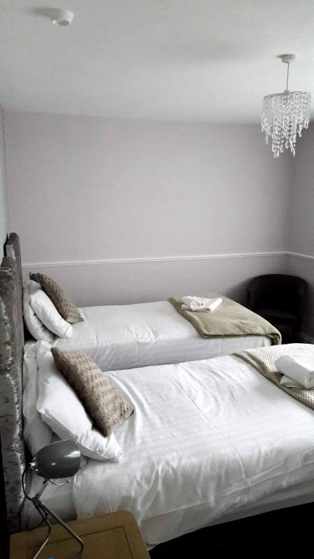 Twin Room with Private Bathroom image 3