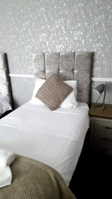 Twin Room with Private Bathroom image 2