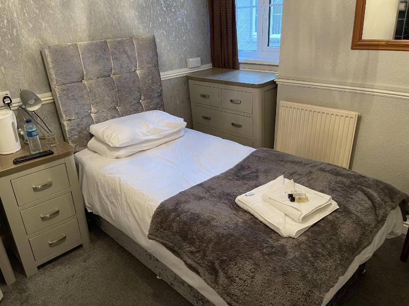 Single Room image 3