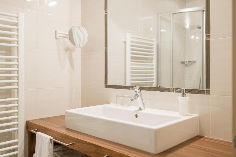Double Room with Balcony image 4