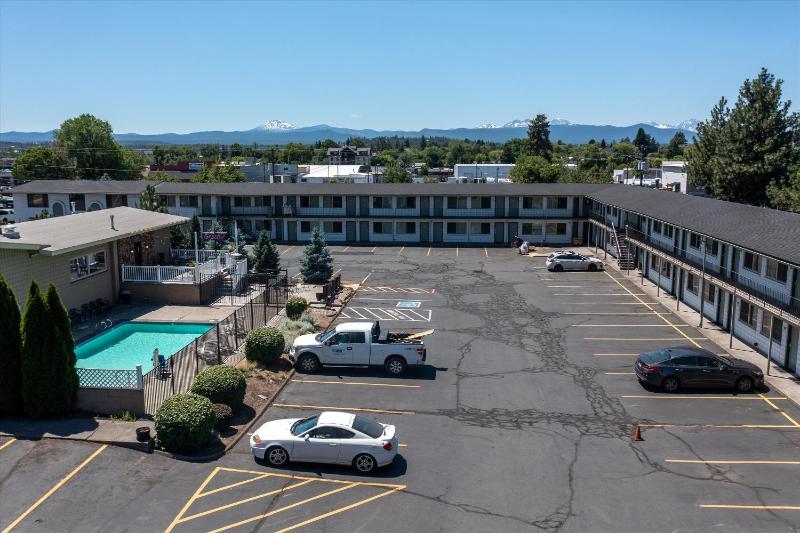 Bend Inn & Suites - image 15