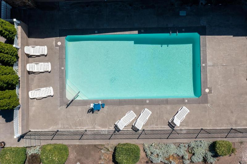 Bend Inn & Suites - image 24