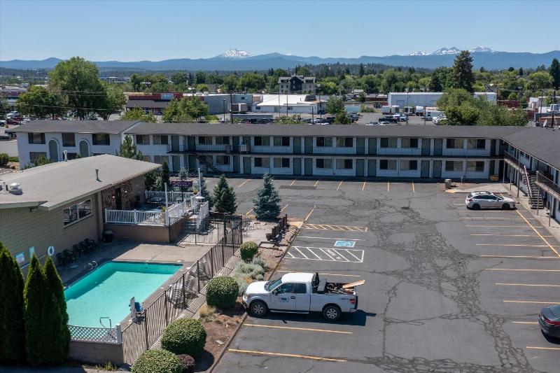 Bend Inn & Suites - image 9