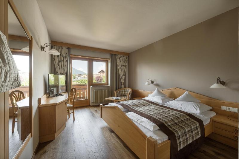 Economy Double Room with Balcony image 3