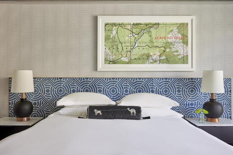 Essential King Room with Mountain View image 4