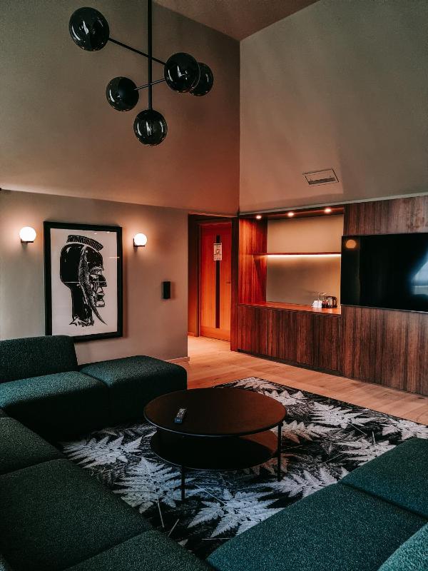 King Suite with Balcony image 4
