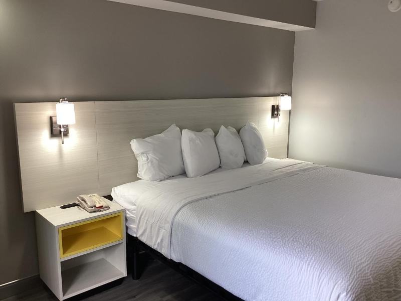 King Room with Roll-in Shower - Mobility Access/Non-Smoking image 2
