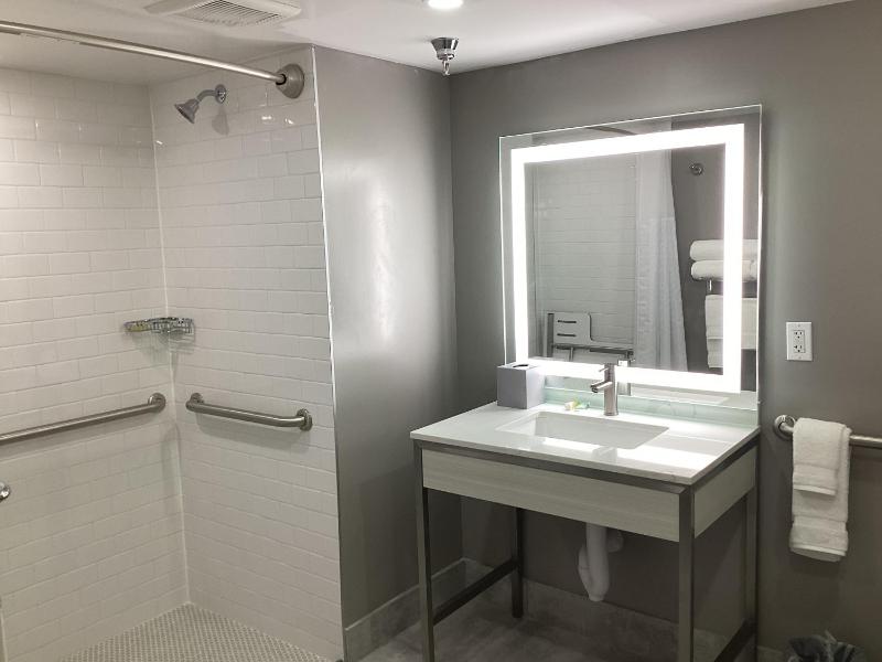 Double Room with Two Double Beds and Roll-in Shower - Mobility Access/Non-Smoking image 3