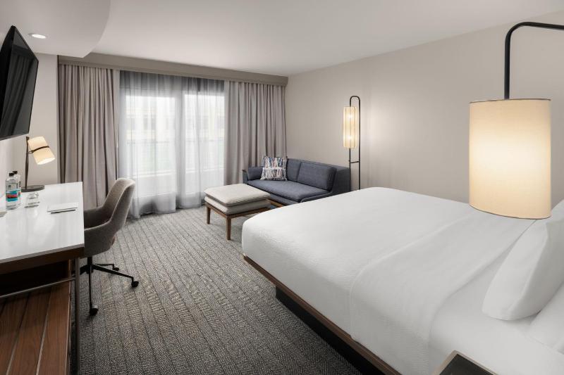 Standard King Room image 4