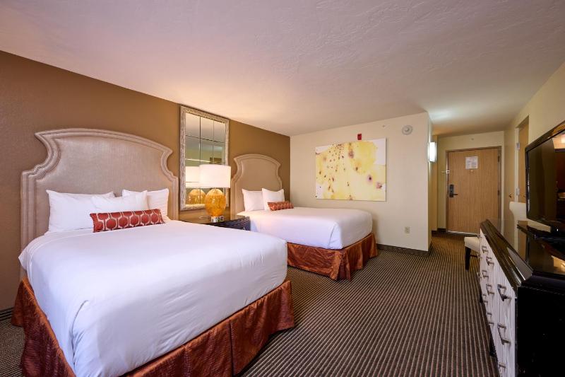 Queen Room with Two Queen Beds - Non-Smoking image 3