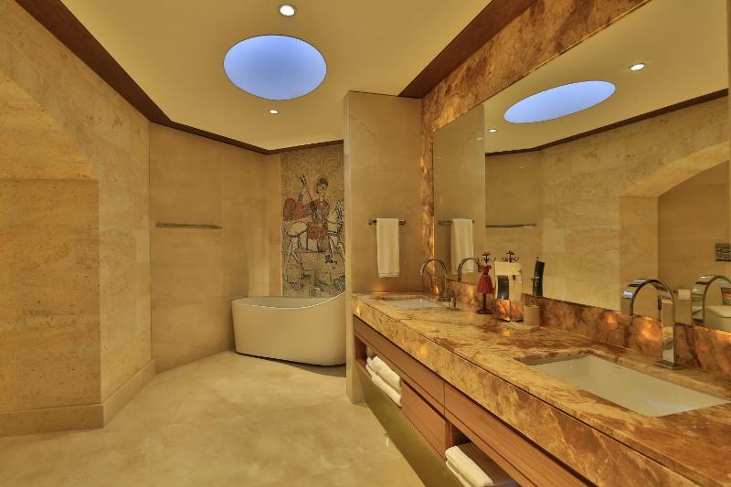 Deluxe Stone Suite  image 3