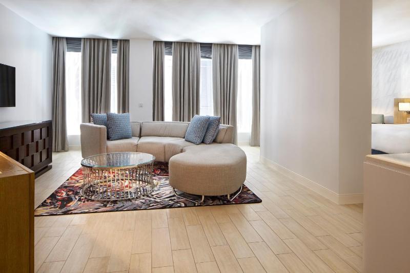 King Suite - Non-Smoking image 2
