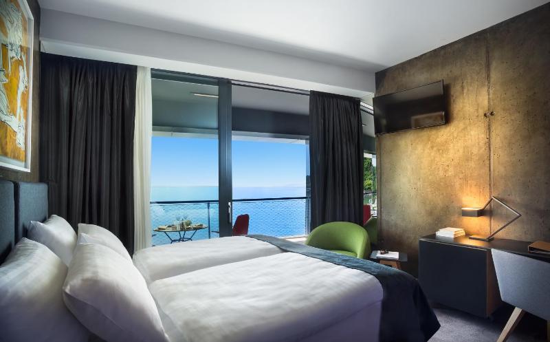Deluxe Double or Twin Room with Sea View image 3