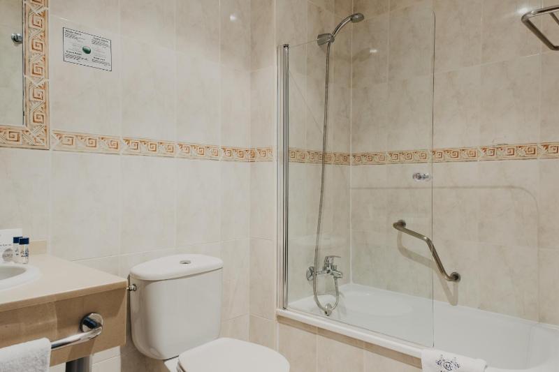 Double or Twin Room image 4