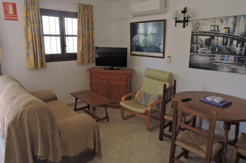 Studio (2 Adults + 1 Child) image 1
