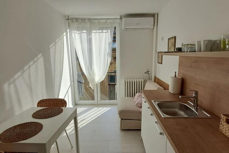 Chic & Comfy Hideaway in the Heart of the City - image 3