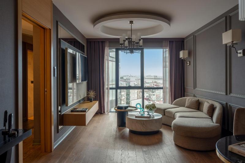 Prestige King Suite with Bosphorus View image 2