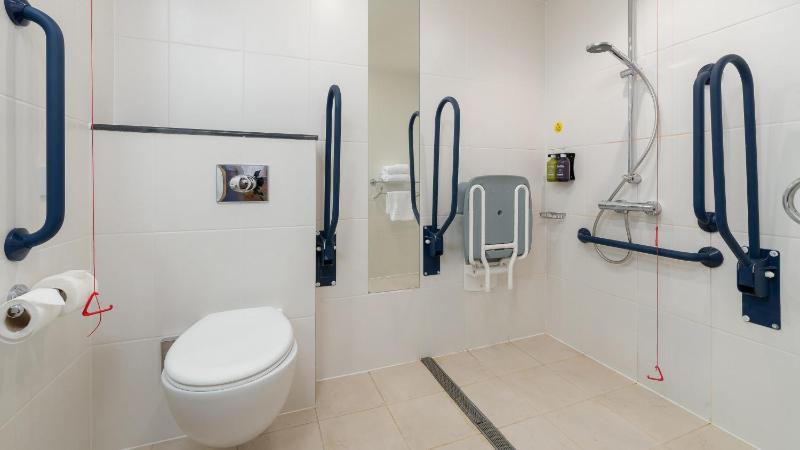 Standard Twin Room with Free Hot Breakfast - Accessible image 1