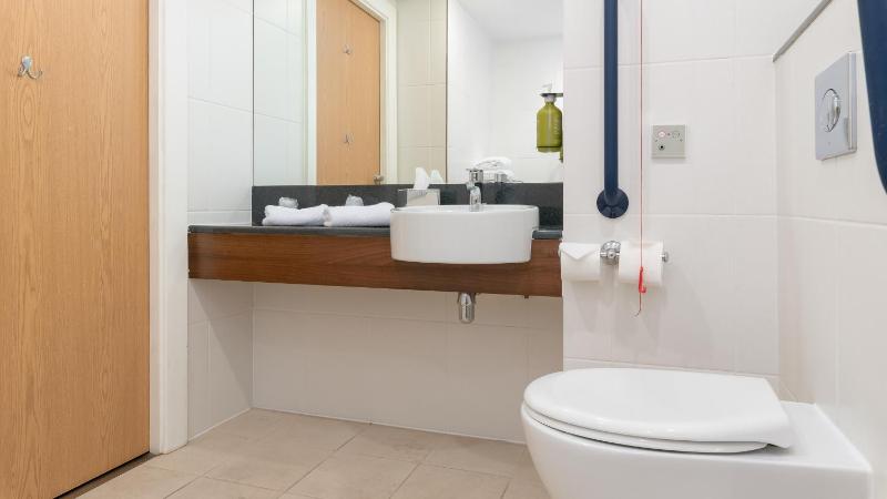 Standard Twin Room with Free Hot Breakfast - Accessible image 4
