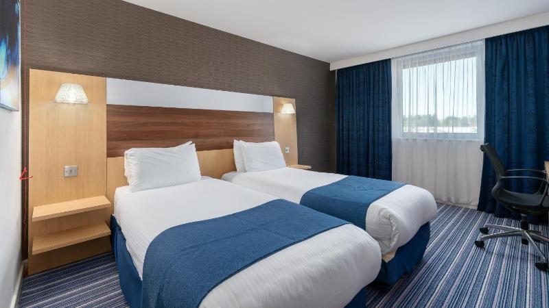 Standard Twin Room with Free Hot Breakfast - Accessible image 3