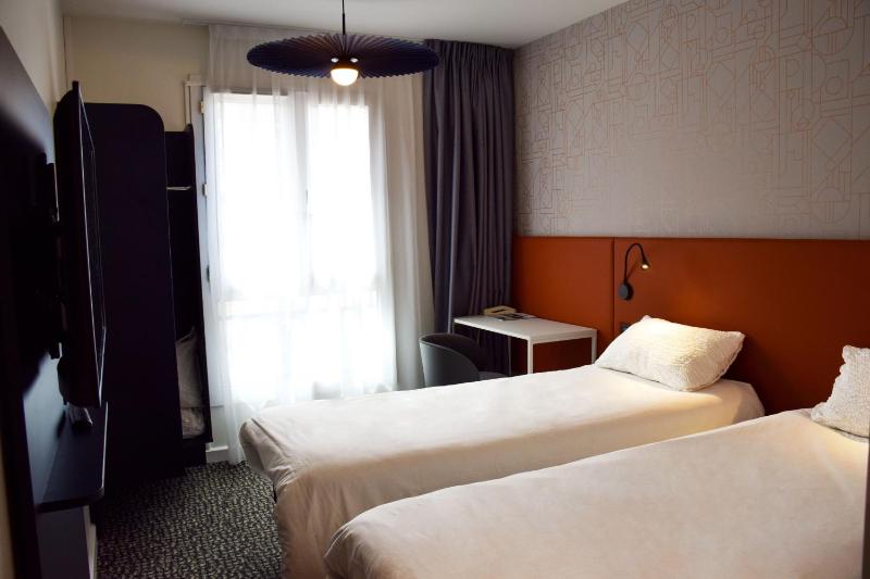 Standard Room with 2 Single Beds image 2