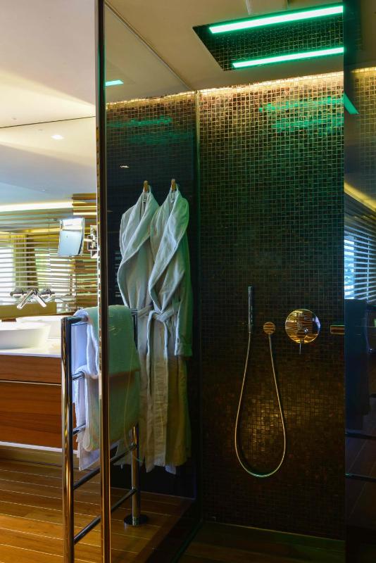Classic Junior Suite with Balcony image 3