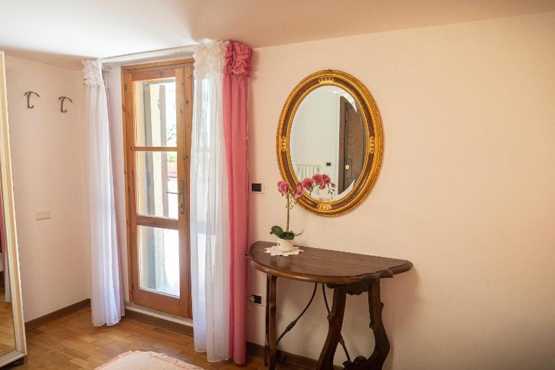 Large Double Room image 3